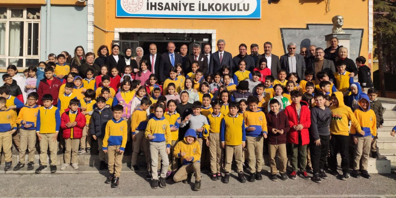 Selçuklu İhsaniye İlkokulu’nda lokma dağıttılar