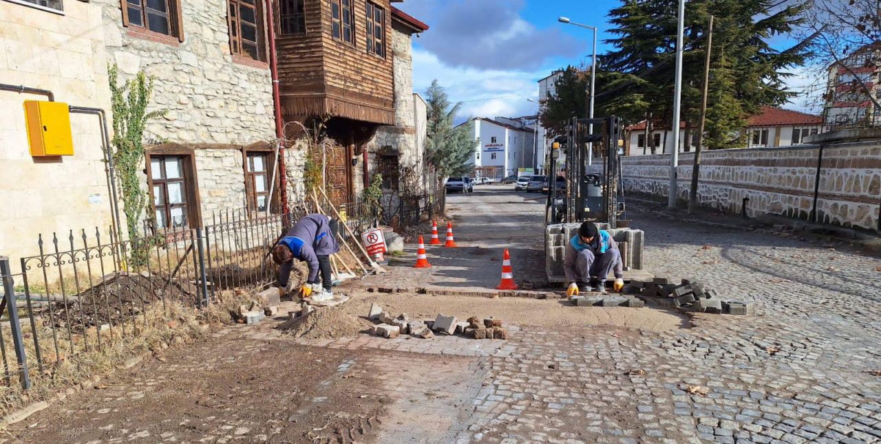 Beyşehir mahallelerinde kilitli taşlar yenileniyor