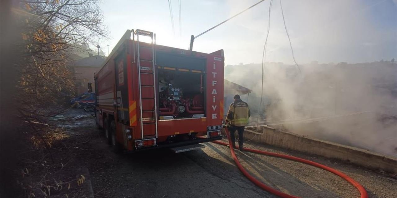 Sarayönü'nde yangında beton mikseri alevlere teslim oldu