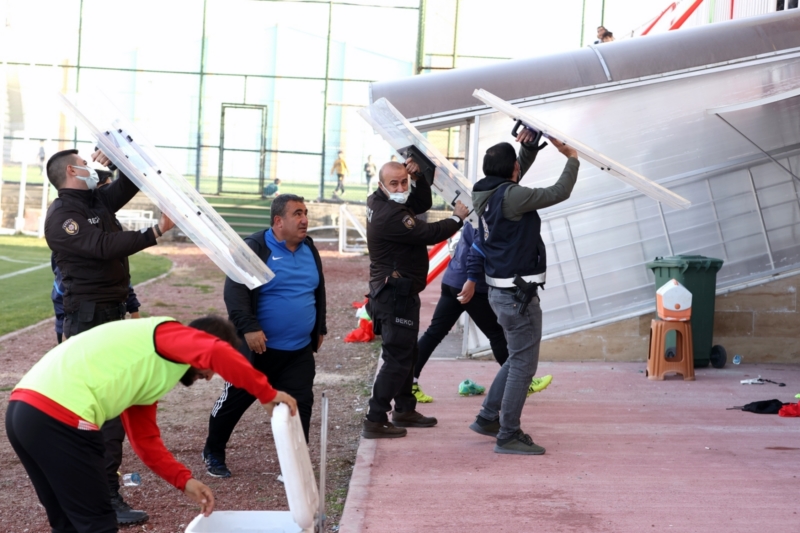 Çumra taraftarı maç boyunca taşkınlık yaptı