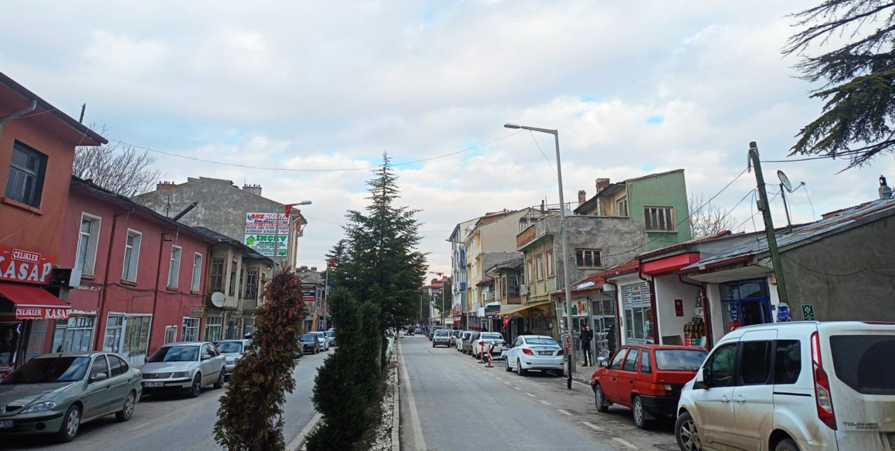 Sarayönü’nde fahiş kira ve yer sorunu esnafı zorluyor!