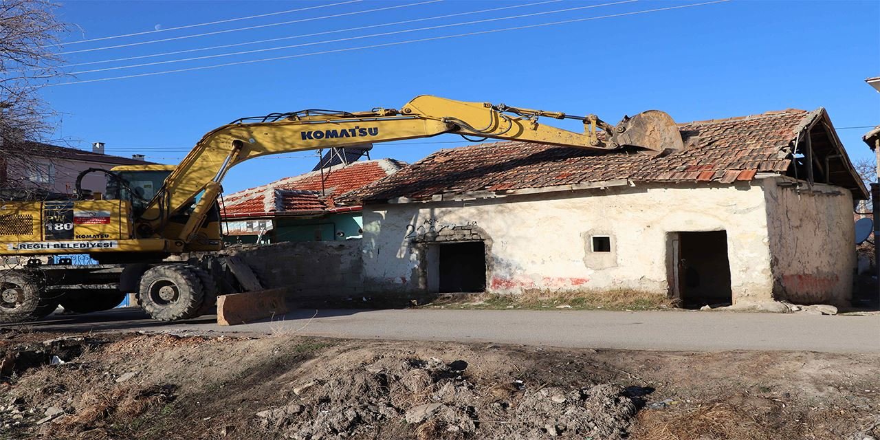 Ereğli Belediyesi tehlikeli yapıları yıkıyor