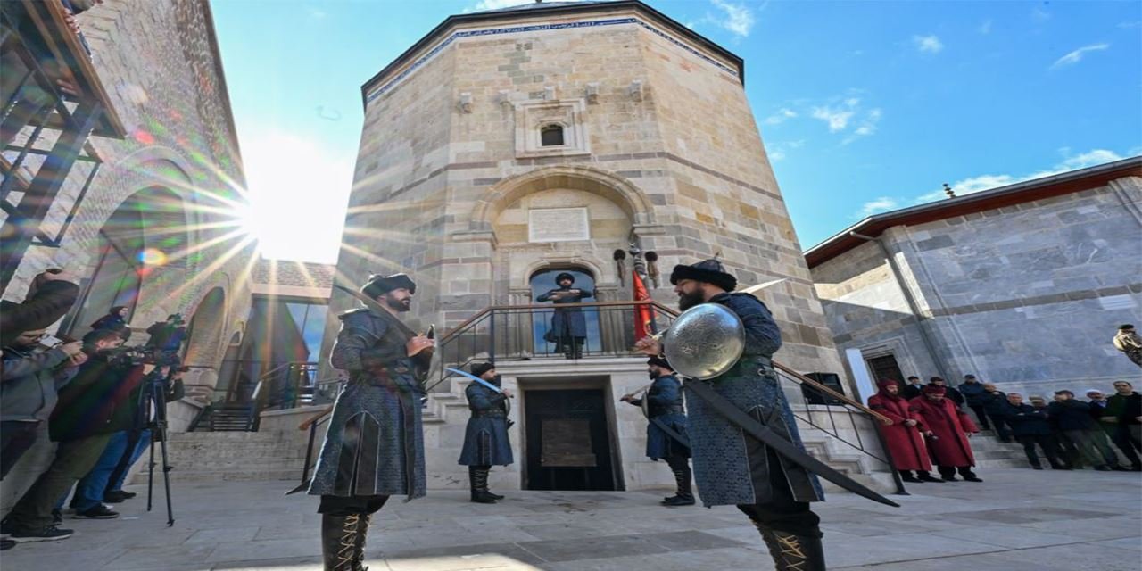 Cumhurbaşkanı Yardımcısı Yılmaz, Konya'da ''Selçuklu Sultanlarına Saygı Nöbeti''ni ilgiyle izledi