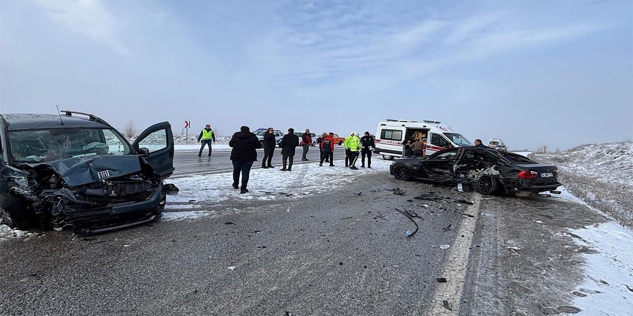 Otomobil ile hafif ticari araç çarpıştı: 5 yaralı