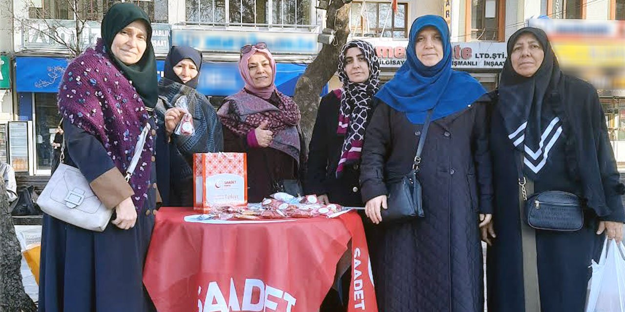 Saadetli kadınlar kandilde lokum dağıttı