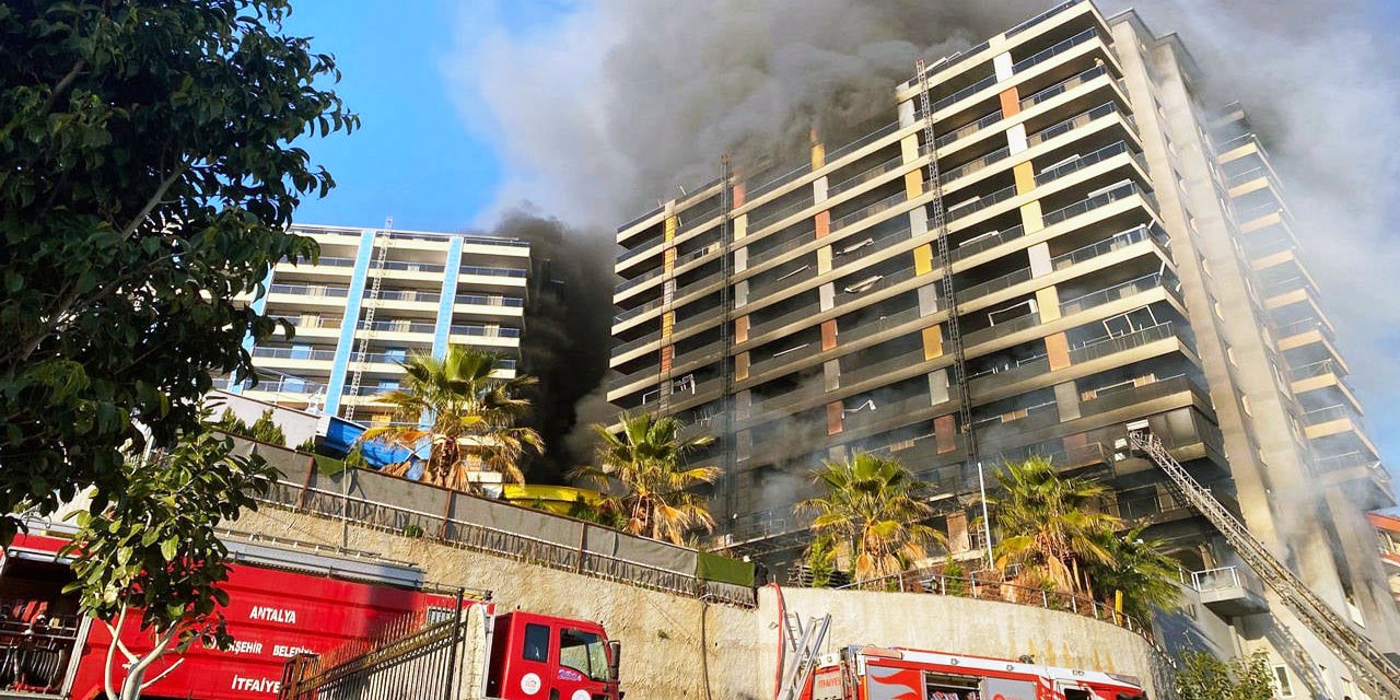 Antalya'da otel inşaatında yangın: İşçiler mahsur kaldı