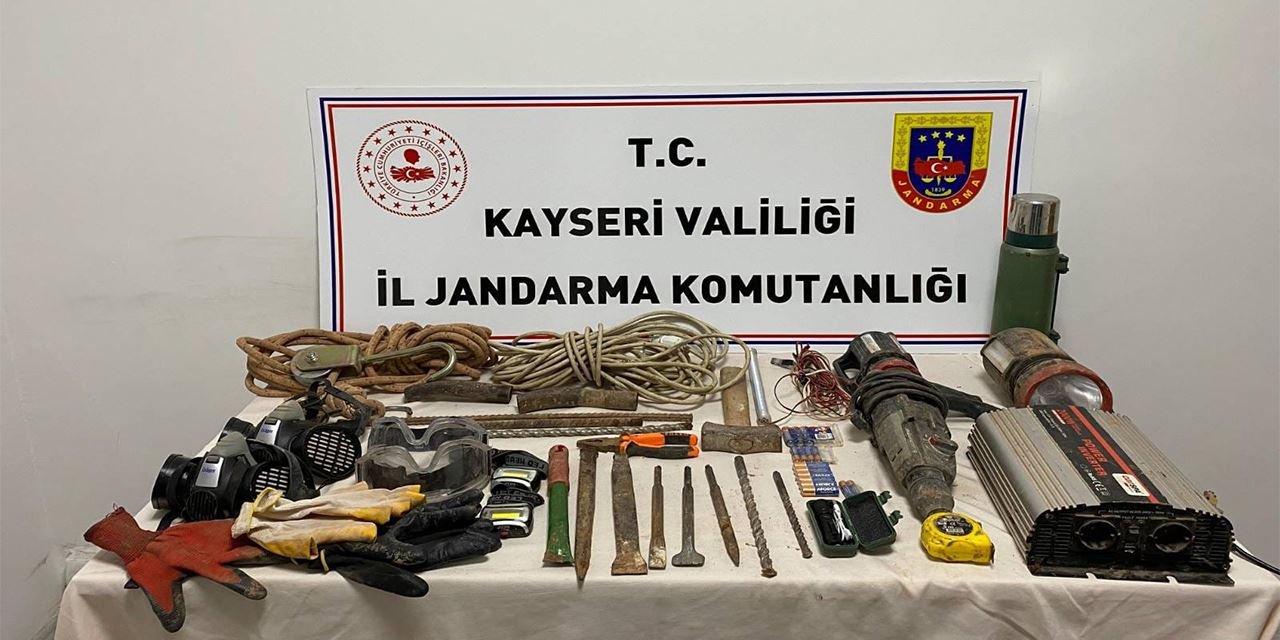 Tümülüste kaçak kazı yaparken suçüstü yakalandılar