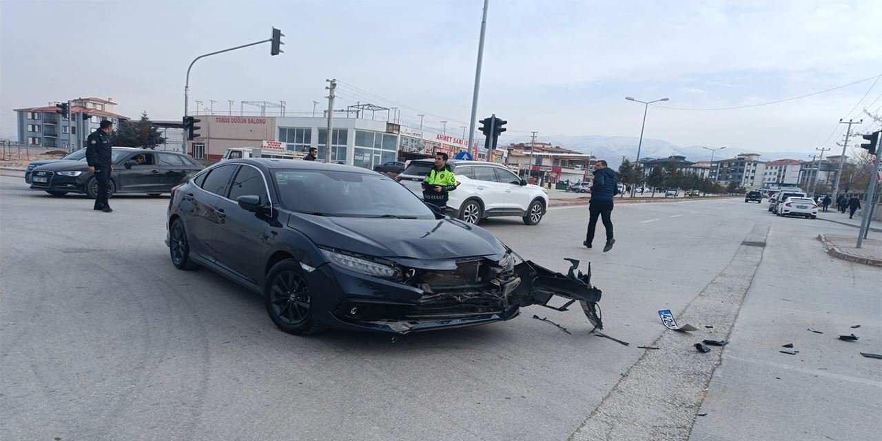 Otomobil ile motosiklet çarpıştı: 1 kişi yaralandı