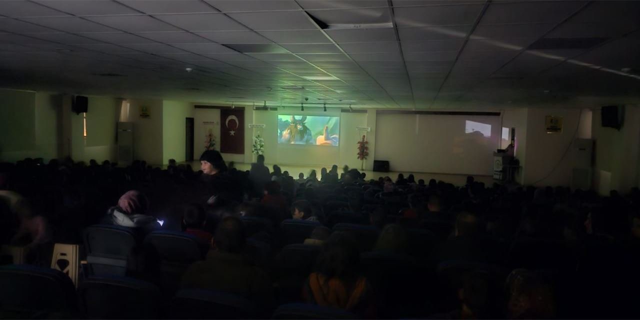 Kadınhanı’nda çocuklara sinema sürprizi