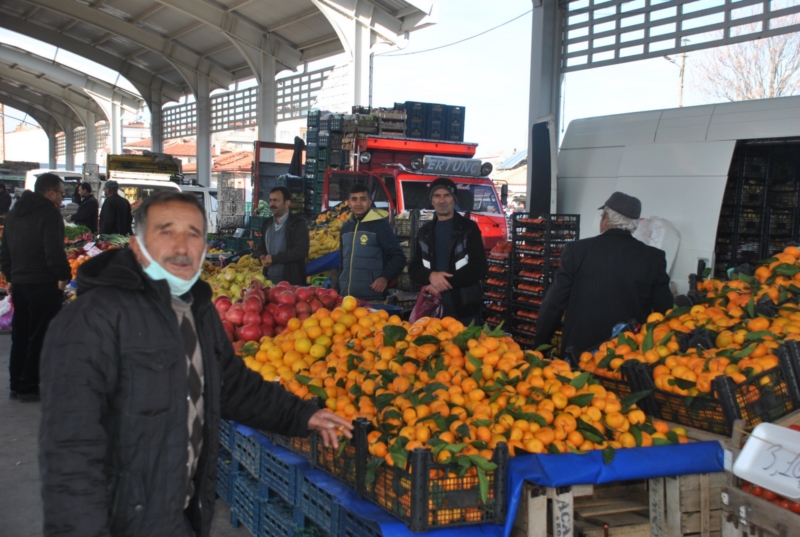 Pazarda en çok narenciye meyveleri satılıyor