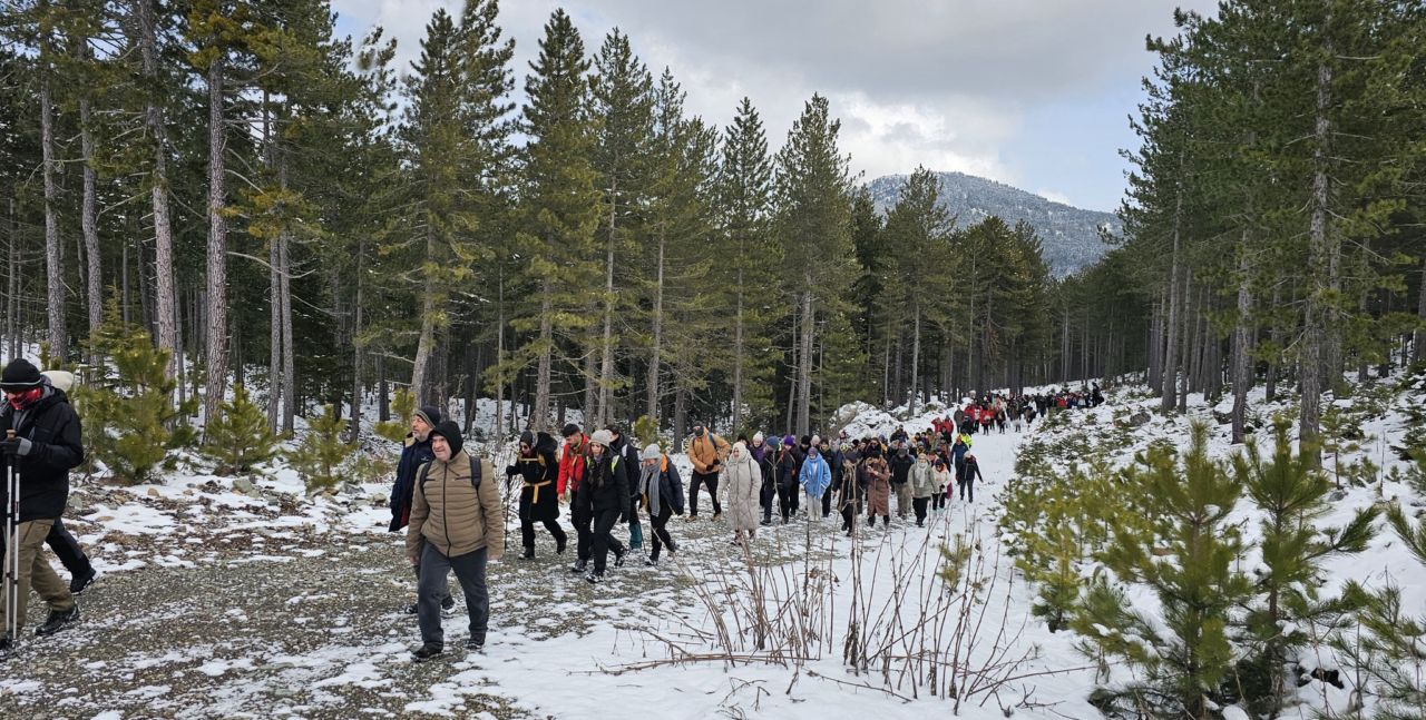 237 kişi doğada kar içinde yürüdü