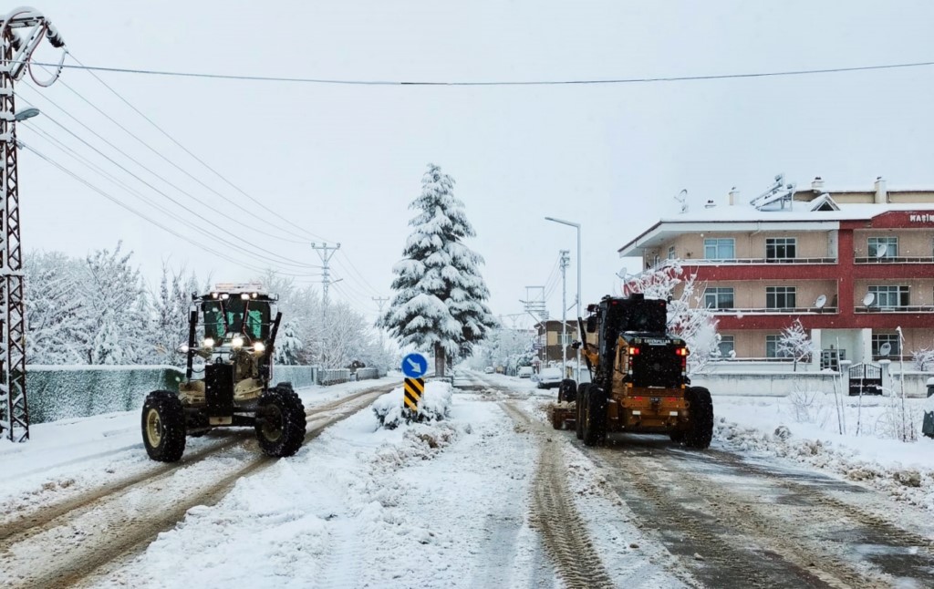 Belediye ekipleri kar ve buzlanma mesaisi yaptı