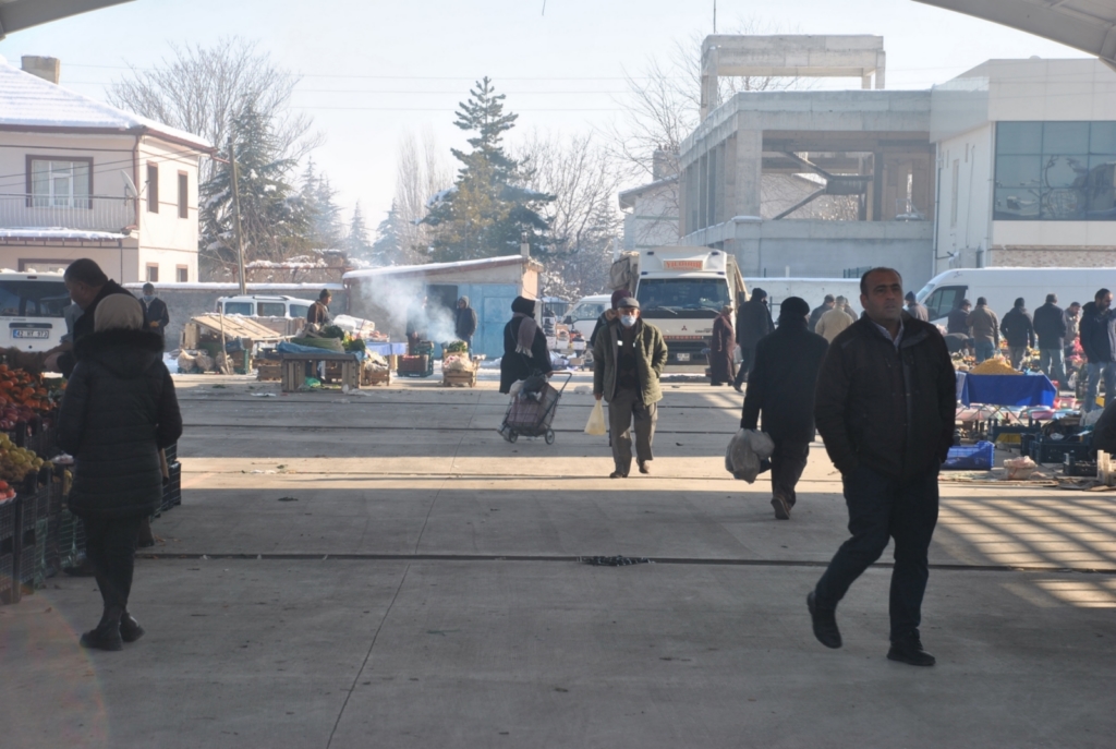 Soğuk pazar tezgâhlarını vurdu