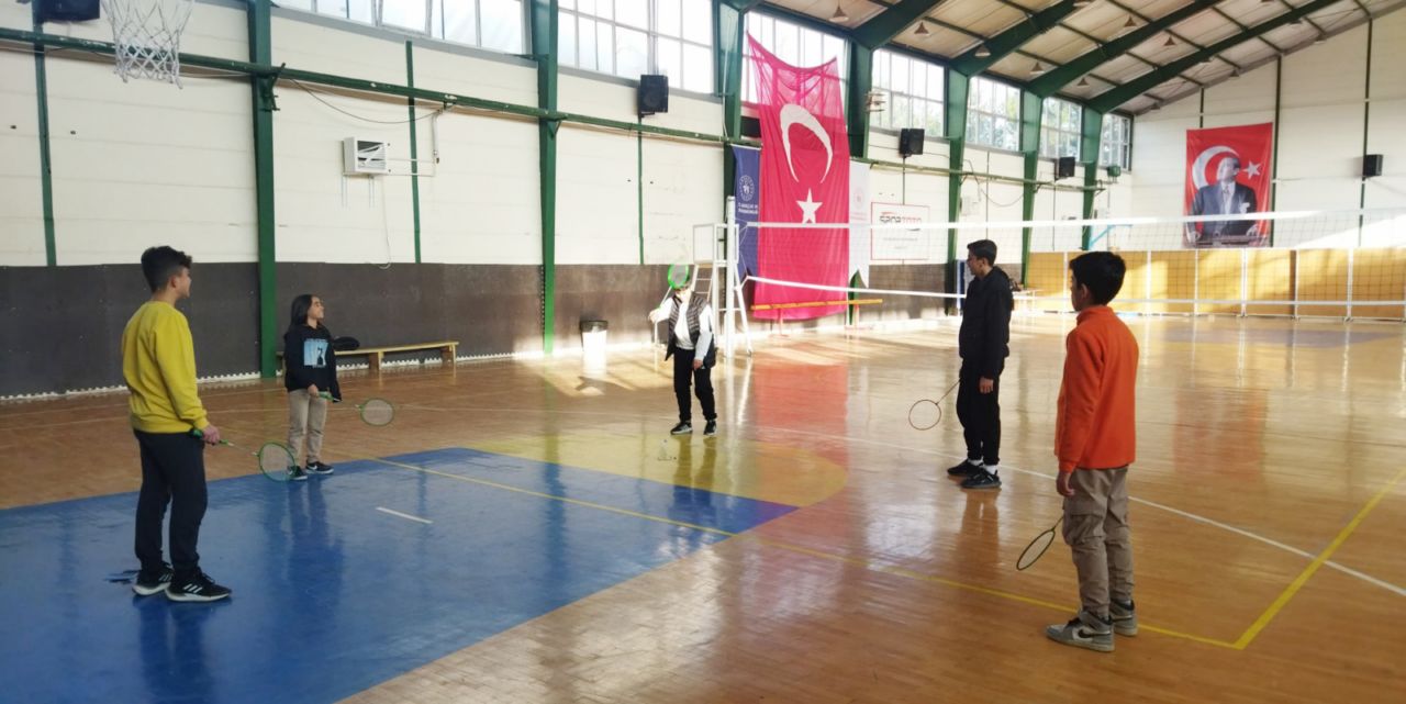 Sarayönü’nde gençler Badminton’la tanışıyor