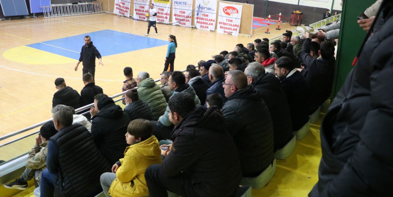 Voleybol turnuvasına taraftarlar yoğun ilgi gösterdi