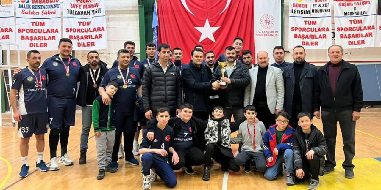 Voleybolda Esnaf Kefalet Efeler şampiyonluğa ulaştı