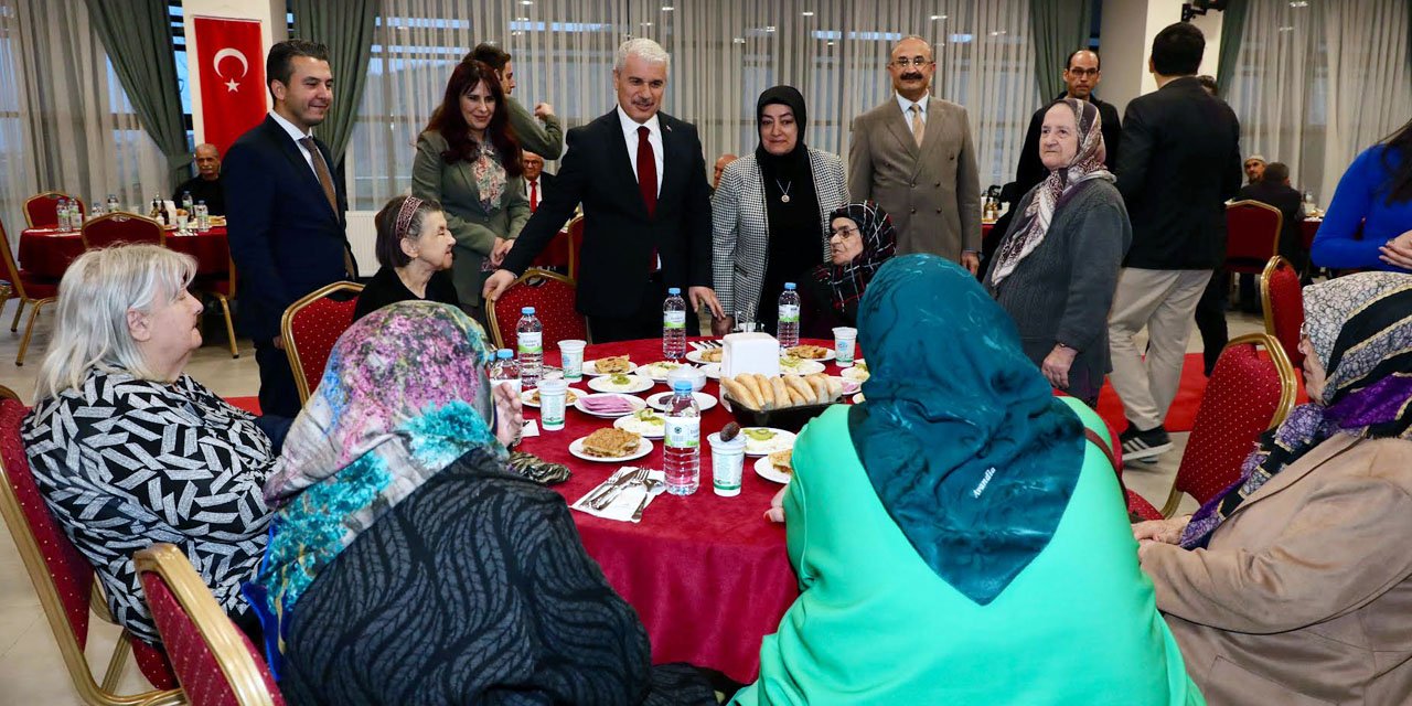 Vali Akın’dan huzurevi sakinlerine: Kendinizi yalnız hissetmeyin biz varız