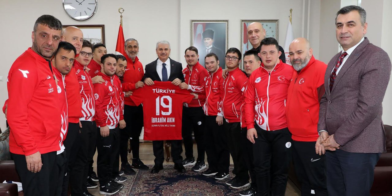 Vali Akın Down Sendromlu Futsal Milli Takımını konuk etti