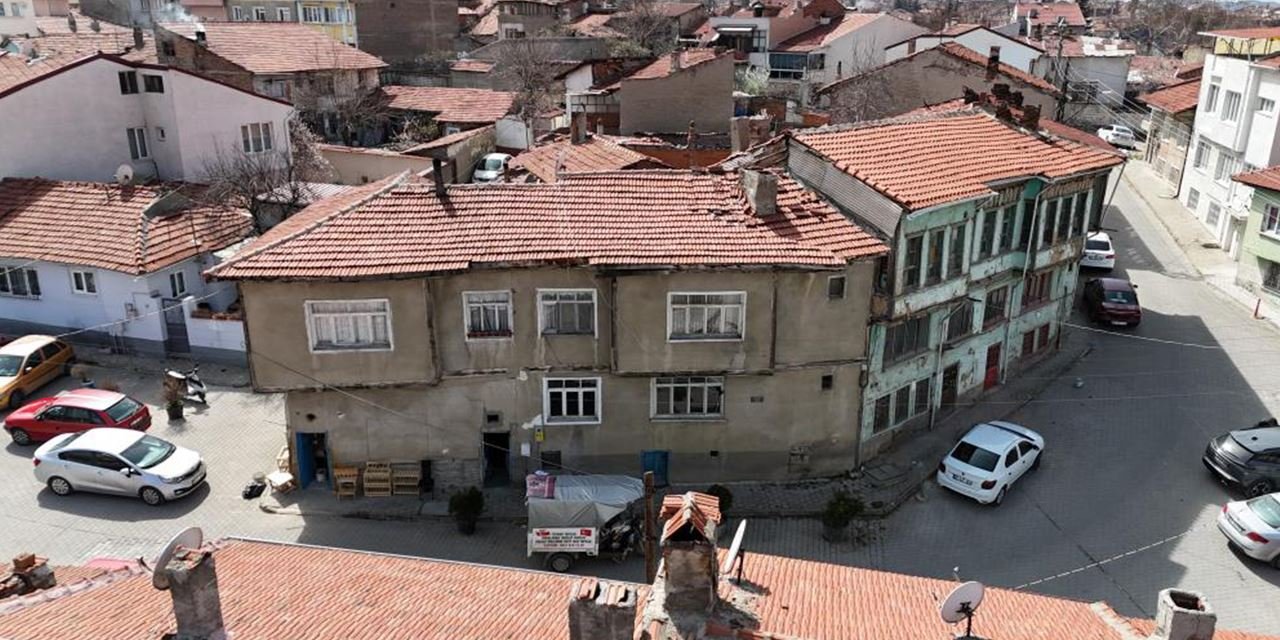 Evini kaybeden yaşlı adama yardım yağdı