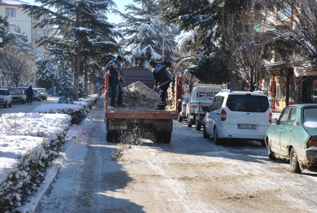 Belediye ekipleri tuzlama çalışması yaptı