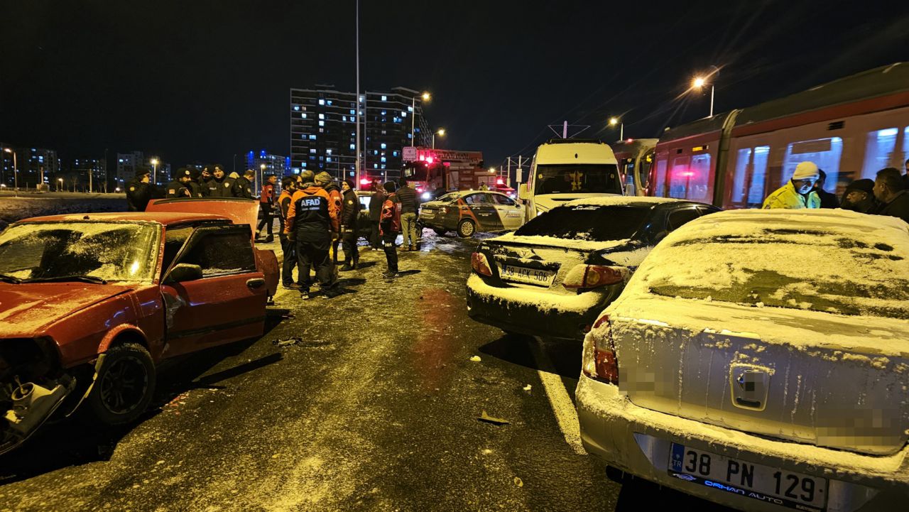 Zincirleme kazada 11 araç birbirine girdi, 2 kişi yaralandı