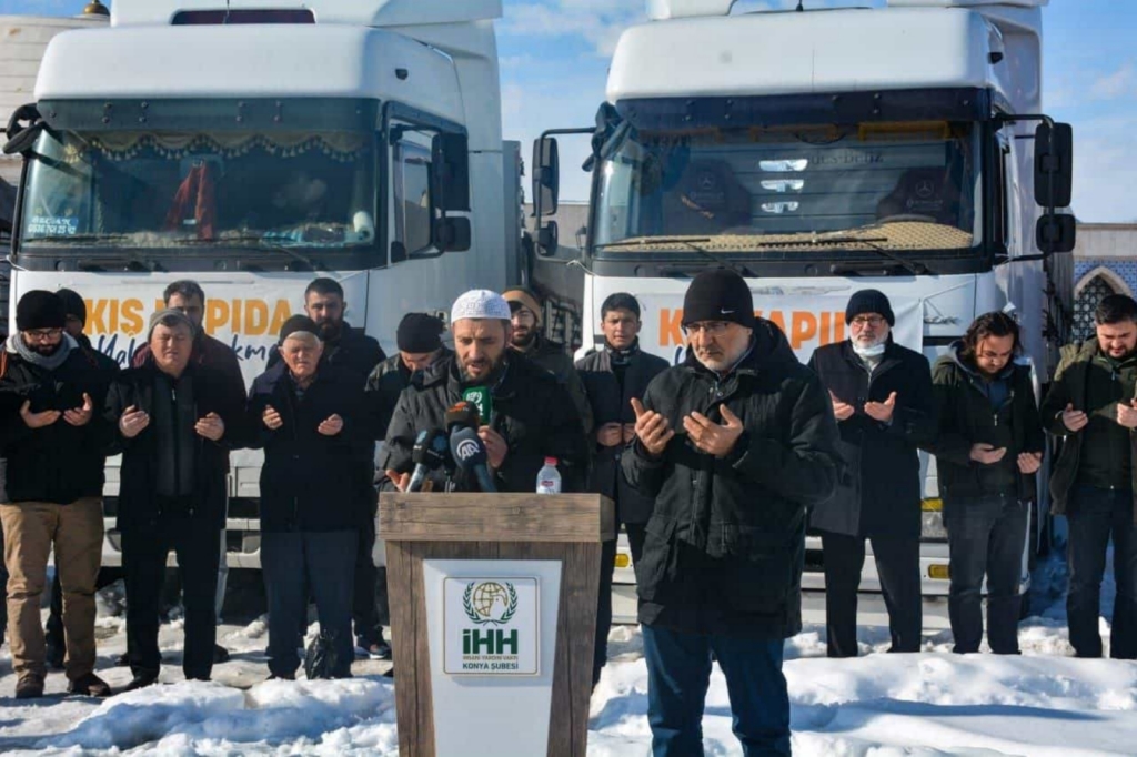 İHH'dan sınır hattına tırlar dolusu kış yardımı!