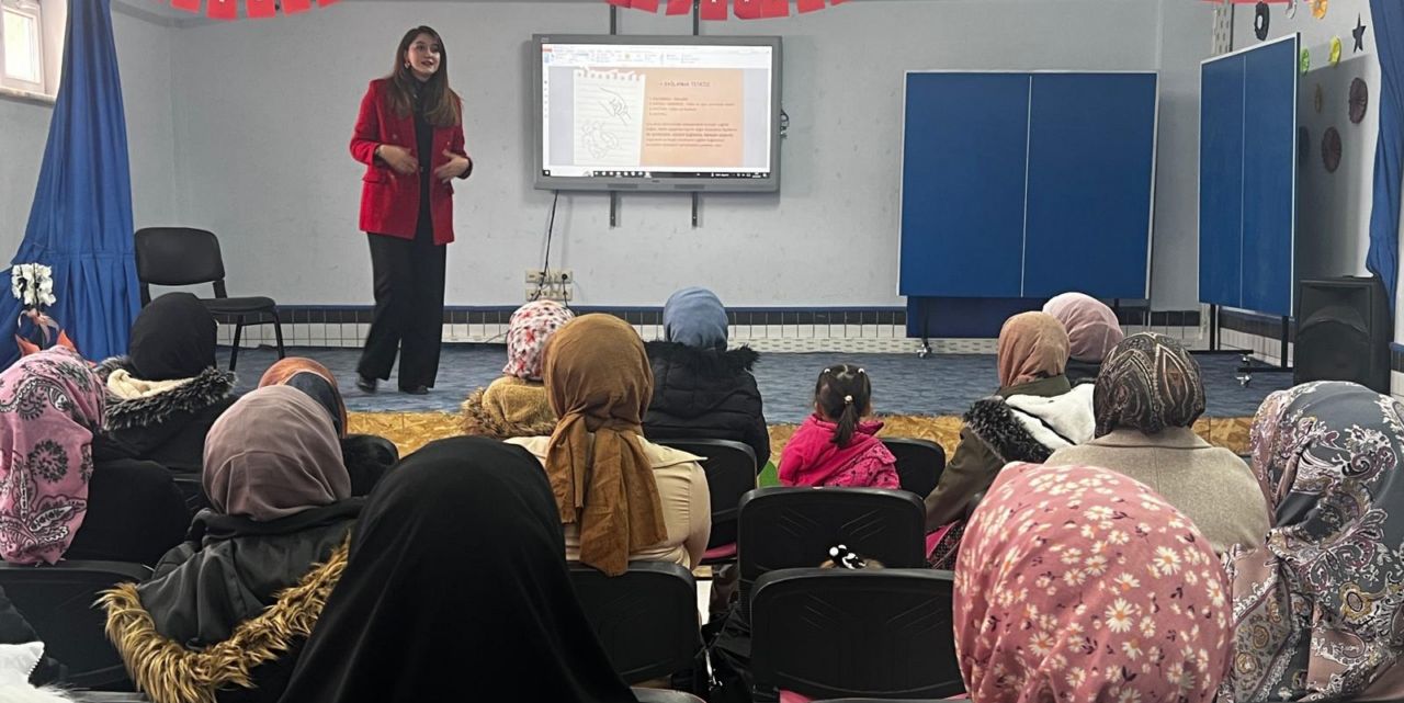 Sarayönü’nde “Ebeveynlik Sanatı” konulu seminer düzenlendi
