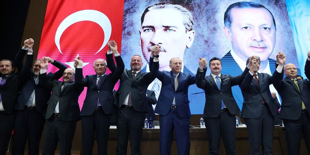 İYİ Parti'den istifa eden iki belediye başkanı AK Parti'ye katıldı