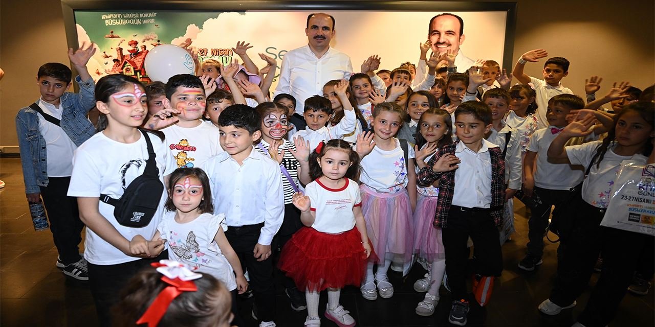 Çocukların kitap şenliğine Başkan Altay’dan sürpriz ziyaret