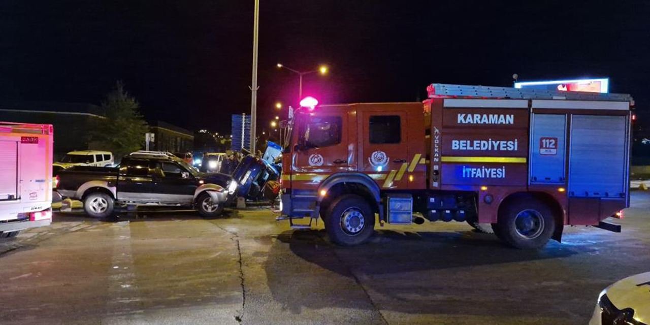 Kamyonet ile otomobil çarpıştı: Sıkışan 3 kişiyi itfaiye kurtardı