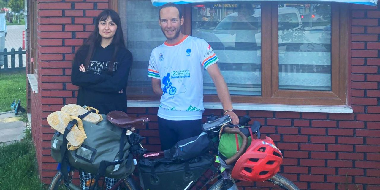Her gün bisikletle 100 kilometre yol gidiyor