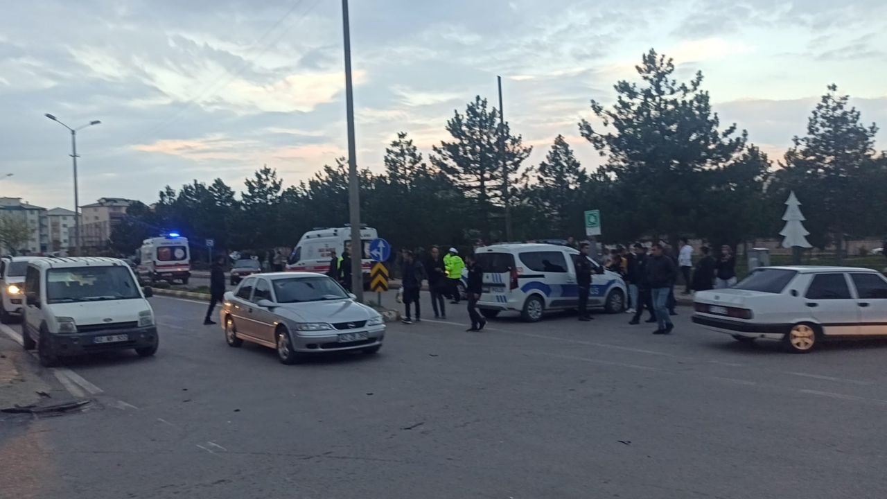 Otomobiller çarpıştı: Aynı aileden 1'i çocuk 3 kişi yaralandı