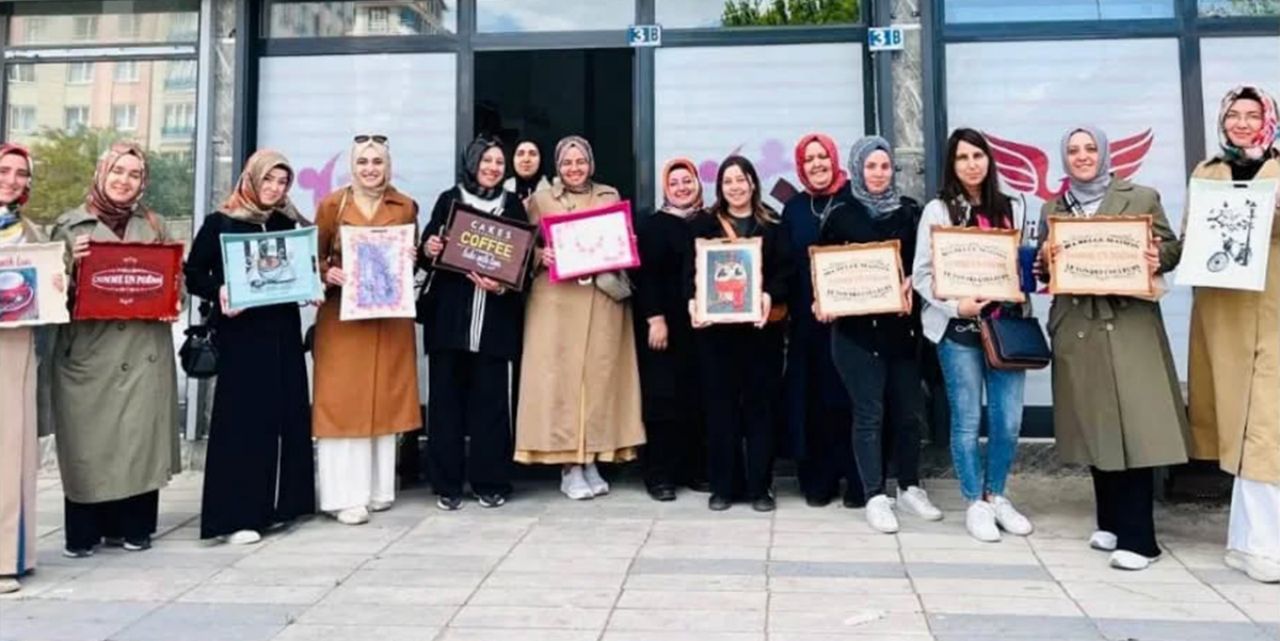 'Aile Yılı' için ahşap boyadılar
