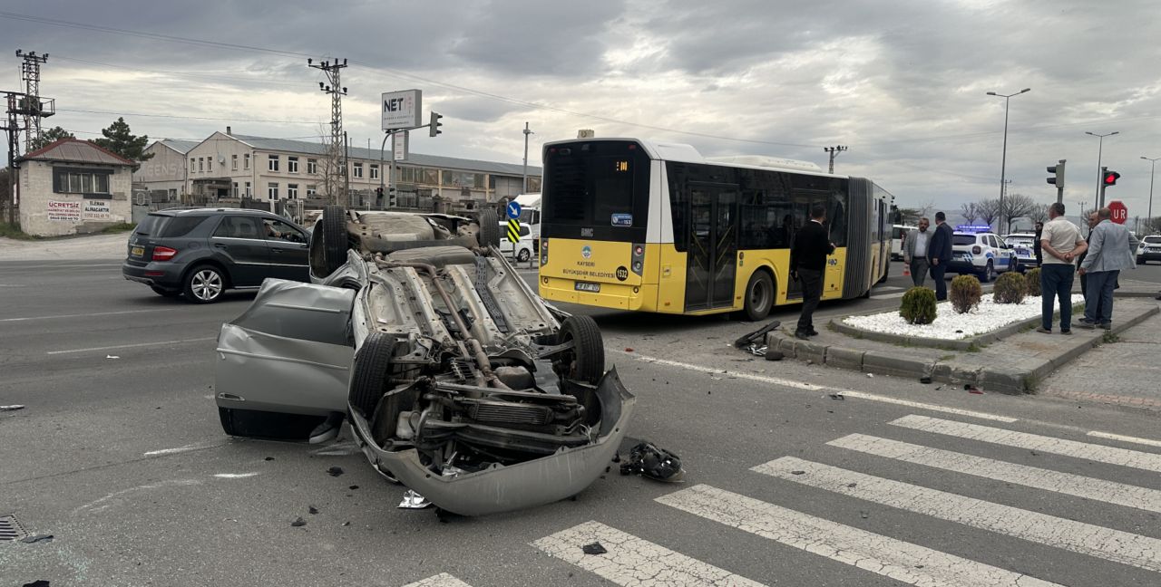 Belediye otobüsü otomobil ile çarpıştı: Feci kazada 9 kişi yaralandı