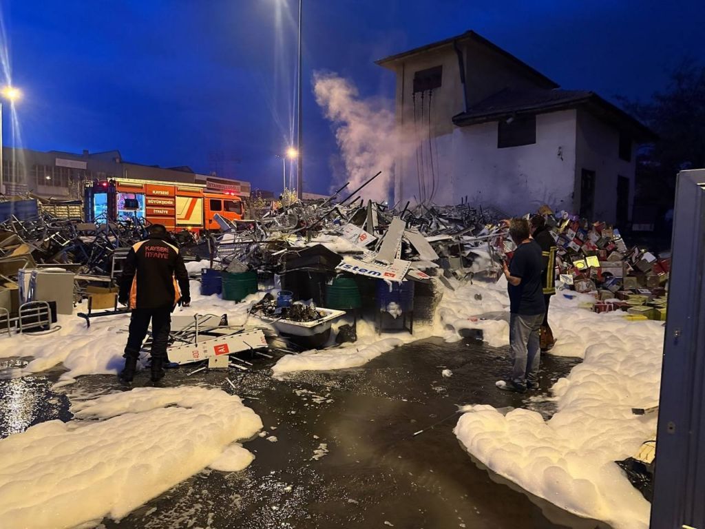 Kayseri’de hurdalık bahçesine yıldırım düştü: Yangın çıktı