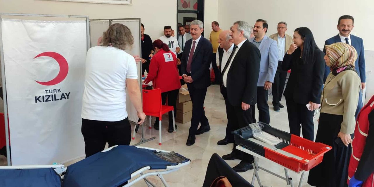 Öğrencilerde farkındalık oluşturmak için okulda kan bağışı yaptılar