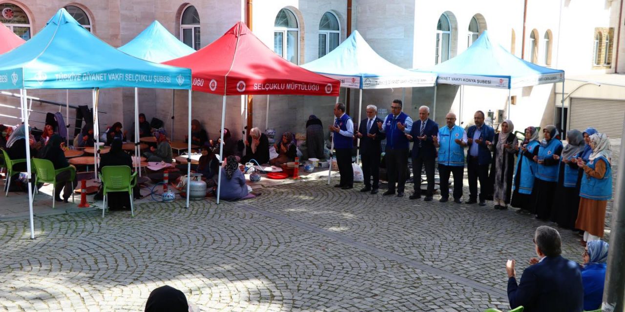 Gönüllüler hayır kermesi düzenledi