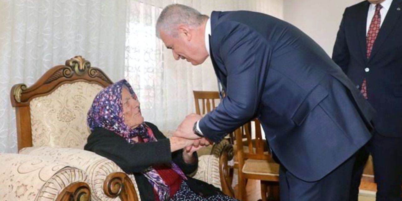 Vali Akın şehit annesinin Anneler Günü’nü kutladı