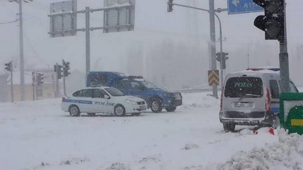 Kamyona çarpan otomobildeki genç hayatını kaybetti