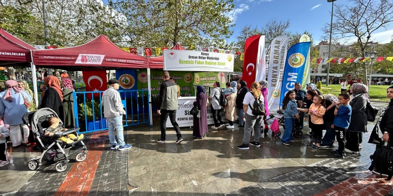 Çocuklara fidan dağıtarak ağaç sevgisini aşıladılar