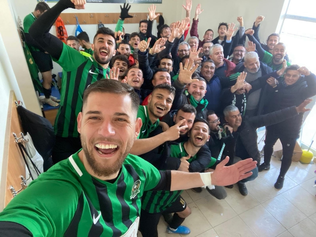 Futbolculardan galibiyet selfiesi