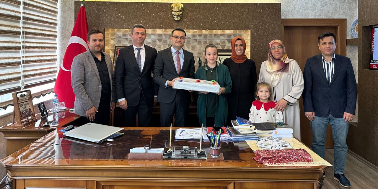 Türkiye birincisi Zeynep Rana Mizah ödüllendirildi