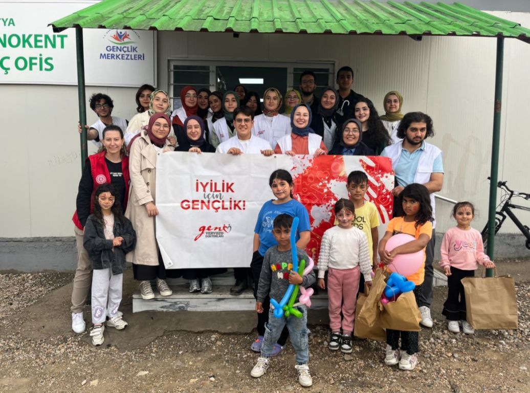Tıp öğrencilerinden Malatyalı depremzedelere anlamlı ziyaret