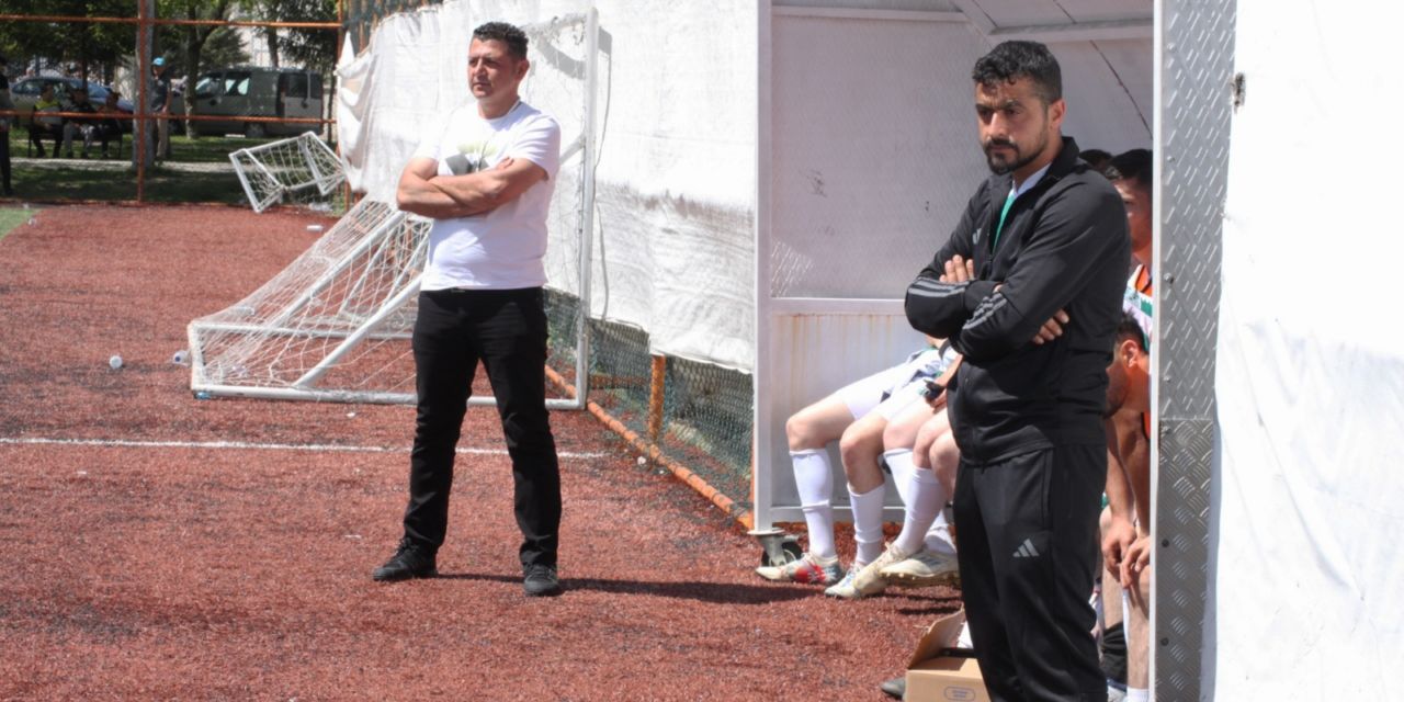 Başkan Poyraz, maçı saha içinde izledi