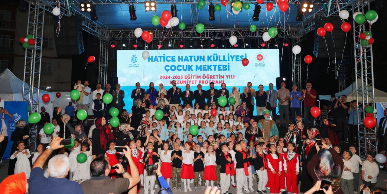 Kur’an Kursu öğrencilerinin mezuniyet sevinci