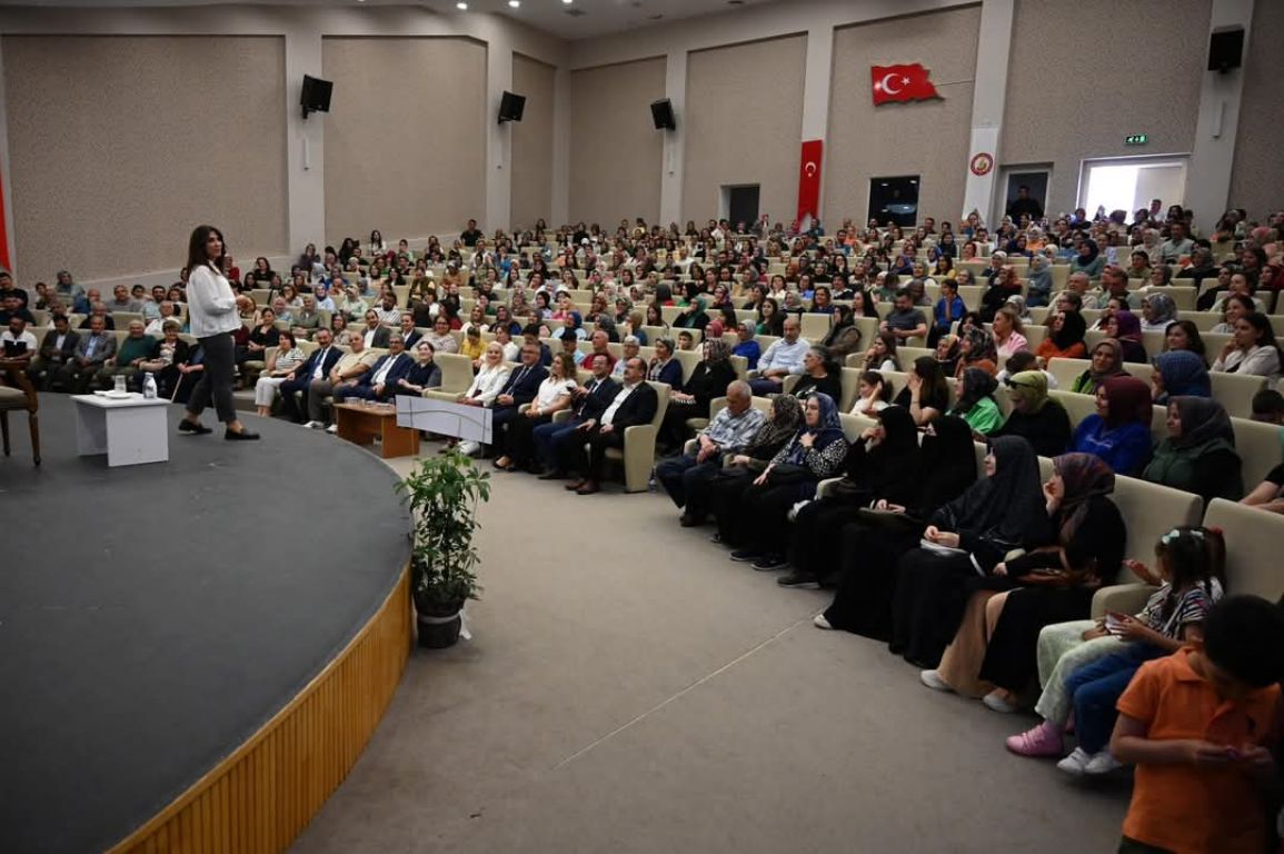 Dilek Cesur, okurlarıyla buluştu