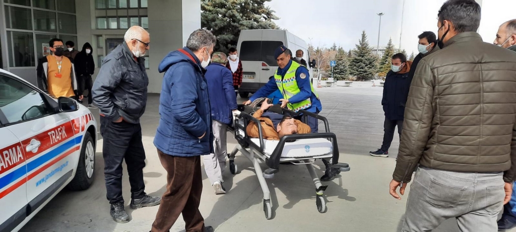 Rahatsızlanan tır sürücüsünü jandarma hastane yetiştirdi