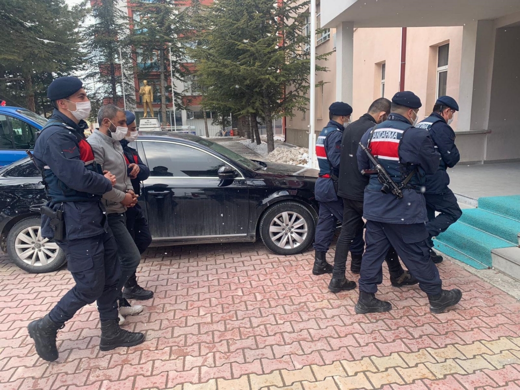 Çekiciyle tarım makineleri çalan şüpheliler tutuklandı