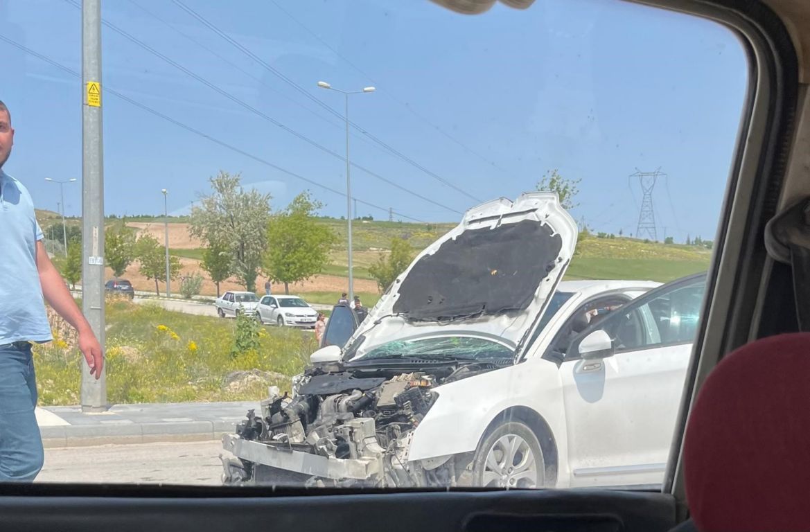 Feci kazada otomobiller kafa kafaya çarpıştı: 8 kişi yaralandı
