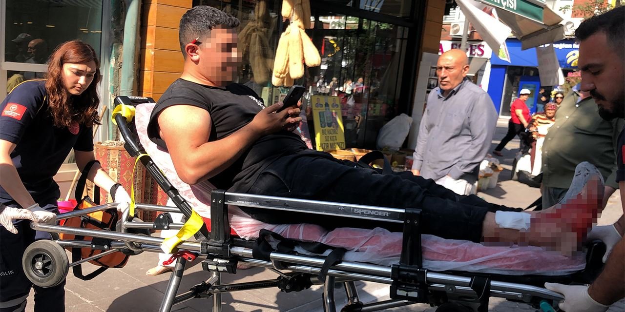 Yaralı halde sedyede ama telefon hâlâ elinde!